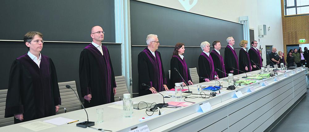 Die Richter des Verfassungsgerichtshofes Ulrike Lembke (l-r), Sönke Hilbrans, Jürgen Kipp, Sabrina Schönrock, Ludgera Selting (Präsidentin), Robert Wolfgang Seegmüller, Ahmet Kurt Alagün, Margarete Gräfin von Galen und Christian Burholt vor der Verhandlung in einem Hörsaal der Freien Universität Berlin in Dahlem. 