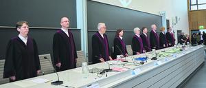 Die Richter des Verfassungsgerichtshofes Ulrike Lembke (l-r), Sönke Hilbrans, Jürgen Kipp, Sabrina Schönrock, Ludgera Selting (Präsidentin), Robert Wolfgang Seegmüller, Ahmet Kurt Alagün, Margarete Gräfin von Galen und Christian Burholt vor der Verhandlung in einem Hörsaal der Freien Universität Berlin in Dahlem. 