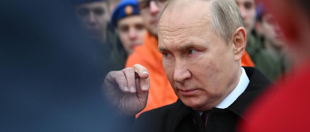 Der russische Präsident Wladimir Putin spricht mit Vertretern nationaler öffentlicher Verbände nach einer Blumenniederlegung am Tag der nationalen Einheit auf dem Roten Platz in Moskau.