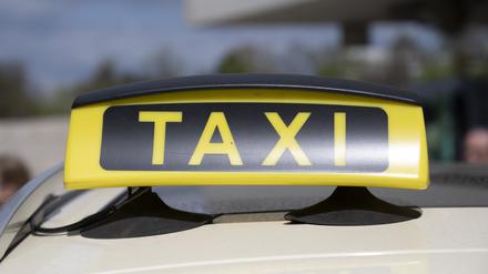 ARCHIV - 28.04.2022, Berlin: Bei der Jahres-Pressekonferenz der Innung des Berliner Taxigewerbes steht ein Taxi. (zu dpa: «Senat will Taxipreise um durchschnittlich 20 Prozent erhöhen») Foto: Christophe Gateau/dpa +++ dpa-Bildfunk +++