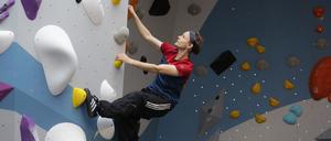 Silas Dech probiert sich an Routen in der neuen Boulderhalle „Boulder-Werft“