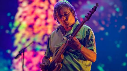 Mark Ibold von der US-Rockband Pavement spielt im Juni 2022 in Portugal.