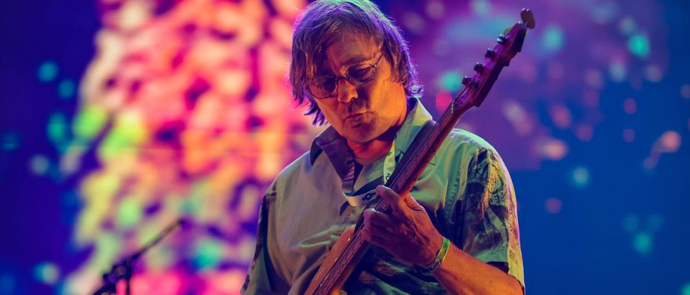 Mark Ibold von der US-Rockband Pavement spielt im Juni 2022 in Portugal.