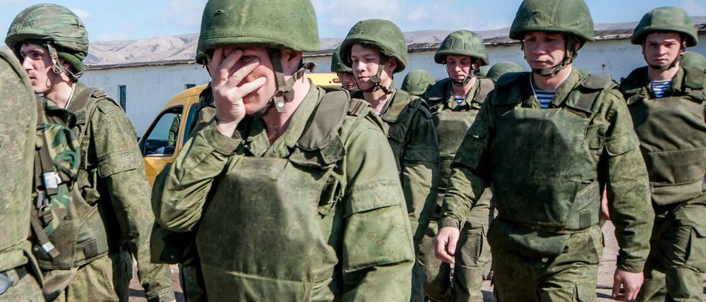 Russische Soldaten besetzen eine ukrainische Kaserne. (Archivbild vom 21.03.2014, PEREVALNOYE, UKRAINE)