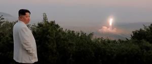 Diktator Kim Jong Un beaufsichtigt einen Raketenstart an einem ungenannten Ort in Nordkorea. Die Staatsagentur KCNA publizierte das undatierte Propagandafoto im Oktober 2022.