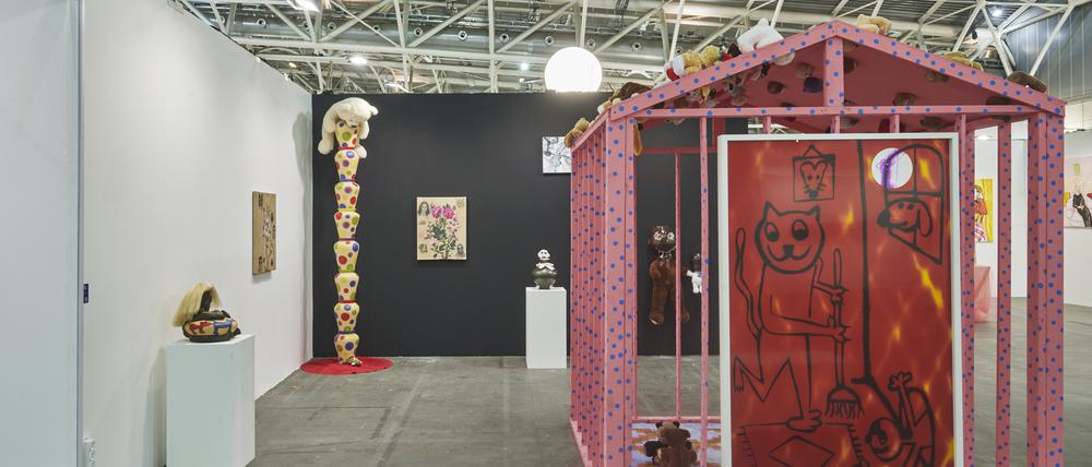 Der Stand der Berliner Galerie Efremidis mit einer Soloschau des iranische Künstlers Hadi Fallahpisheh.