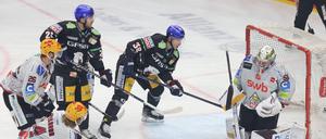 Yannick Veilleux (Mitte) erzielt das entscheidende Tor gegen Bremerhaven.
