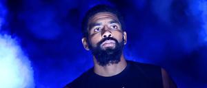 Der Basketballer Kyrie Irving wird vor einem Eröffnungsspiel gegen die New Orleans Pelicans im Barclays Center vorgestellt. (Archivbild)