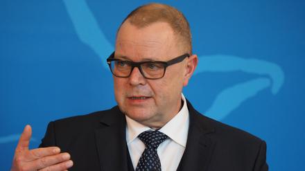 ARCHIV - 23.02.2021, Brandenburg, Potsdam: Michael Stübgen (CDU), Brandenburgs Minister des Innern und für Kommunales, spricht während einer Pressekonferenz. (zu dpa: «Stübgen: Derzeit keine Unterwanderung von Demos durch rechte Gruppen») Foto: Soeren Stache/dpa +++ dpa-Bildfunk +++