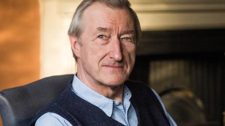 Julian Barnes. 