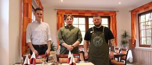PRODUKTION - 03.11.2022, Perleberg: Geschäftsführer Patrick Lange (l-r), Koch Florian Ranneberg und Service-Mitarbeiter Maximilian Hagenow stehen in einem Speiseraum des Hotel-Restaurants «Hubertus» in Perleberg (Prignitz). Die Familie Lange hat den zuvor leerstehenden Betrieb im Frühjahr dieses Jahres übernommen und neu eröffnet - der aktuellen Krisen zum Trotz. (zu dpa «Der Krisen zum Trotz: Brandenburger wagen den Sprung ins Gastgewerbe») Foto: Oliver Gierens/dpa +++ dpa-Bildfunk +++