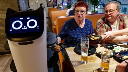 Der Serviceroboter Miaomiao bringt den Kund:innen das Essen an ihren Platz.