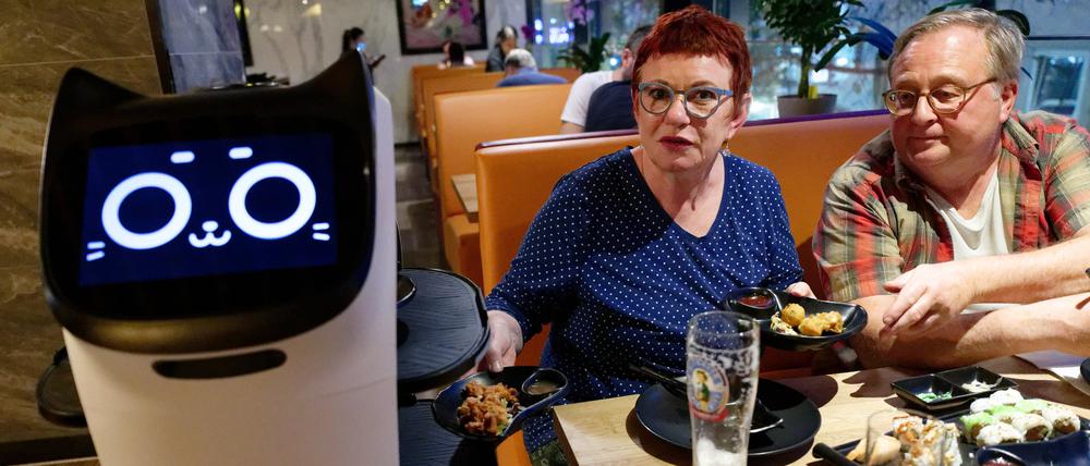 Der Serviceroboter Miaomiao bringt den Kund:innen das Essen an ihren Platz.