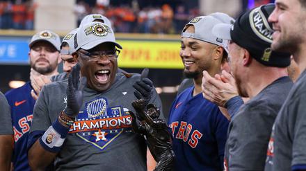 Trainer Dusty Baker feiert den Titel mit seiner Mannschaft.
