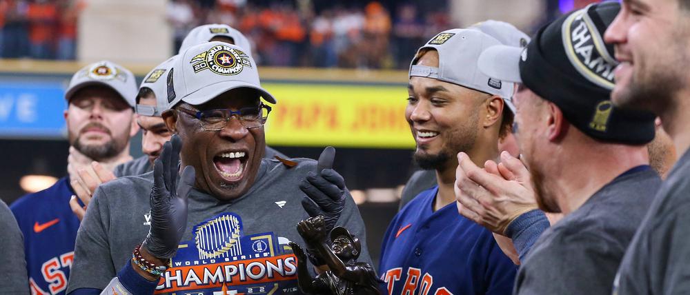 Trainer Dusty Baker feiert den Titel mit seiner Mannschaft.