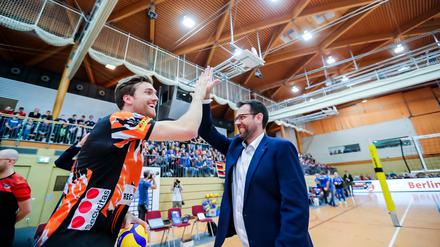 Trainer Cedric Enard klatscht mit Cody Kessel ab.