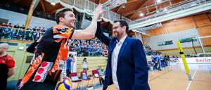 Trainer Cedric Enard klatscht mit Cody Kessel ab.
