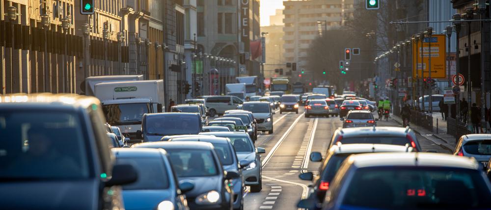 Selten voll. Die Leipziger Straße ist eine der wichtigsten Ost-West-Achsen durch die Berliner Innenstadt. Seit Beginn der Coronakrise hat der Autoverkehr hier besonders deutlich abgenommen.