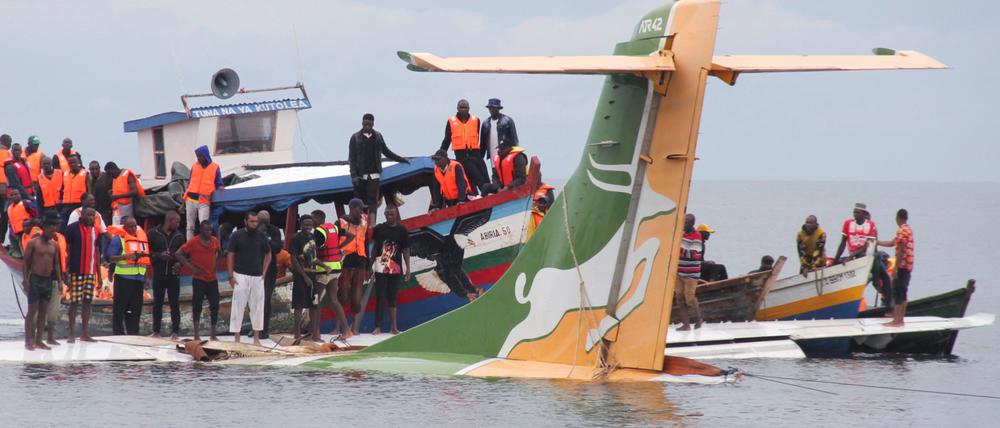 Rettungskräfte in Booten arbeiten nach dem Absturz eines Flugzeugs in den Viktoriasee am Unglücksort (Tansania, Bukoba). 