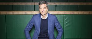 Im Unterhaus. Ingo Zamperoni in der Kulisse des TV-Parlaments.