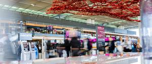 Passagiere gehen am letzten Wochenende der Herbstferien durch das Terminal 1 des Flughafens Berlin Brandenburg (BER) „Willy Brandt“.