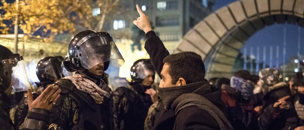 Ein iranischer Mann stellt sich der Bereitschaftspolizei während einer Demonstration vor der Amir-Kabir-Universität in Teheran am 11. Januar 2020. (Symbolbild)