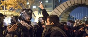 Ein iranischer Mann stellt sich der Bereitschaftspolizei während einer Demonstration vor der Amir-Kabir-Universität in Teheran am 11. Januar 2020. (Symbolbild)