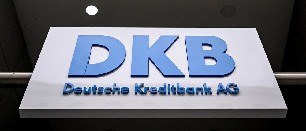 04.11.2022, Berlin: Filiale der DKB-Bank in Berlin. Bei Girokonten der Deutschen Kreditbank ist es zu fehlerhaften Buchungen gekommen. Grund sei eine technische Störung, sagte ein Unternehmenssprecher. (zu dpa: DKB: Fehlerhafte Buchungen bei Girokonten) Foto: Britta Pedersen/dpa +++ dpa-Bildfunk +++