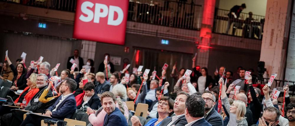 Kevin Kühnert (l-r), SPD-Generalsekretär, Saskia Esken, SPD-Bundesvorsitzende, Lars Klingbeil, SPD-Bundesvorsitzender, und Hubertus Heil (SPD), Bundesminister für Arbeit und Soziales, nehmen am SPD-Debattenkonvent teil.