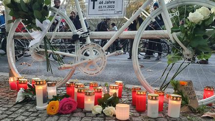 Kerzen brennen vor dem Geisterrad an der Bundesallee. 400 Menschen kamen 