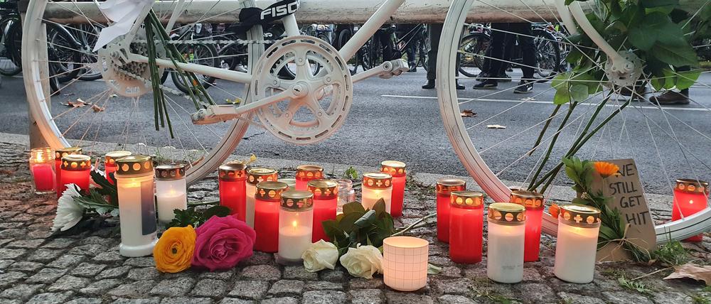 Kerzen brennen vor dem Geisterrad an der Bundesallee. 400 Menschen kamen
