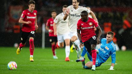 Moussa Diaby (M) war von den Köpenickern nicht zu fassen.