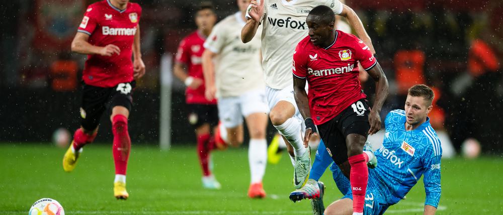 Moussa Diaby (M) war von den Köpenickern nicht zu fassen.