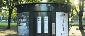Die Sonne geht am 09.08.2017 in Berlin hinter einer «City Toilette», die von der Firma Wall betrieben wird, auf. Der Senat hat den Vertrag mit dem langjährigen Betreiber der stillen Örtchen gekündigt. Foto: Paul Zinken/dpa +++(c) dpa - Bildfunk+++ | Verwendung weltweit