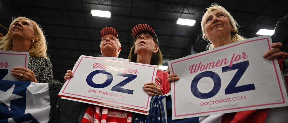 Anhängerinnen des republikanischen Senatskandidaten Mehmet Oz halten bei einer Rallye in Bethlehem/Pennsylvania Schilder in die Höhe, auf denen steht: „Frauen für Oz“.