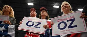 Anhängerinnen des republikanischen Senatskandidaten Mehmet Oz halten bei einer Rallye in Bethlehem/Pennsylvania Schilder in die Höhe, auf denen steht: „Frauen für Oz“. 