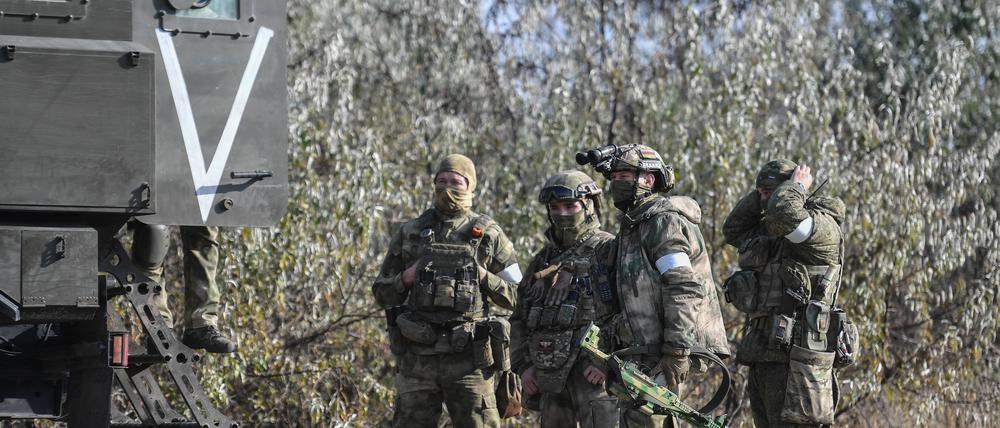 Russische Soldaten verlassen das Gebiet westlich des Djnepr-Flusses.