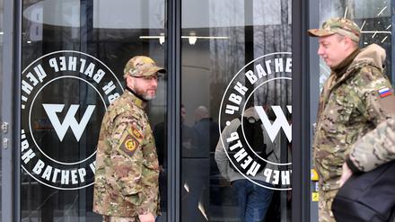 Der Eingang des „PMC-Wagner-Zentrums“, das mit dem Gründer der privaten Militärgruppe Wagner (PMC), Jewgeni Prigoschin, verbunden ist, während der offiziellen Eröffnung des Bürogebäudes am Tag der nationalen Einheit am 4. November 2022 in Sankt Petersburg.