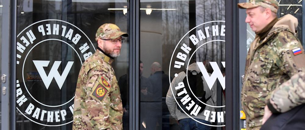 Der Eingang des „PMC-Wagner-Zentrums“, das mit dem Gründer der privaten Militärgruppe Wagner (PMC), Jewgeni Prigoschin, verbunden ist, während der offiziellen Eröffnung des Bürogebäudes am Tag der nationalen Einheit am 4. November 2022 in Sankt Petersburg.