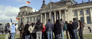 Bildnummer: 51761993 Datum: 10.03.2007 Copyright: imago/Jürgen Ritter
Besuchergruppe vor dem Reichstag in Berlin, Personen ,; 2007, Berlin, Parlamentsgebäude, Bundestag, Besucher, Flagge, Nationalflagge; , quer, Kbdig, Totale, Deutschland, , o0 Reisen, Europa, Touristen, Bildung, Schule, Klassenfahrt, Reichstagsgebäude