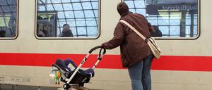 05.01.2008, Berlin, Deutschland - Frau auf dem Bahnsteig schaut in ein Abteil eines Intercity. (aussen, Aussenaufnahme, Berlin, Deutschland, Europa, Alltag, Bahn, Bahnhof, Bahnhofsgebaeude, Bahnsteig, befoerdern, Befoerderung, Frau, Gesellschaft, Lebenswelt, Lebenswelten, Personenbefoerderung, Personentransport, Reise, Reiseziel, Schiene, schnell, Stadt, Tourismus, touristisch, Transport, transportieren, Urlaub, Verkehr, Verkehrsgebaeude, Waggon, warten, wartend, Zug, Abfahrt, Berlin Hauptbahnhof, Bahnverkehr, Bundesbahn, DB, Deutsche Bahn, Eisenbahn, Fernverkehr, Halt, Inter City, Intercity, Personenfernverkehr, Reisen, Station, Stopp, Transportmittel, Verkehrsmittel, verreisen, Zwischenhalt, 2. Klasse, Zweite Klasse, Bahnstation, Deutsche Bahn AG, Deutsche Bundesbahn, Die Bahn, Freizeit, Individualverkehr, Schienenverkehr, Wirtschaft, Kinderwagen, auf der Suche, Suche, suchen, schauen, MR:N
05 01 2008 Berlin Germany Woman on the Platform looks in a Compartment a Inter-City exterior Outside view Berlin Germany Europe Everyday life Railway Station Bahnhofsgebaeude Platform transported Transportation Woman Society Lebenswelt Life Passengers Passenger transport travel Destination Rail fast City Tourism tourists Transportation transport Holiday Traffic verkehrsgebaeude Wagon wait waiting Train Departure Berlin Central Station Rail transport Federal Railways DB German Railway Railway Long distance services Maintenance Inter City Inter-City Travel Station Stop Means of transport Transport Travel Intermediate stop 2 Class Second Class Railway Station German Railway AG German Federal Railways the Railway Leisure Individual transport Rail transport Economy Pram on the Search Search Search look Mr n