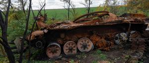 Ein zerstörter russischer T-72-Panzer ist in der Nähe der Frontlinie in der Region Mykolaiv (Symbolbild)