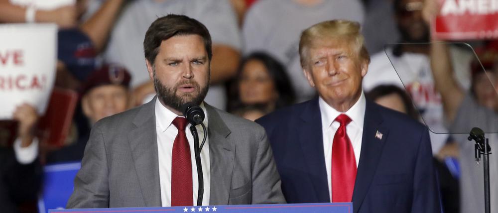 J.D. Vance, republikanischer Senatskandidat in Ohio, mit Donald Trump (r.).