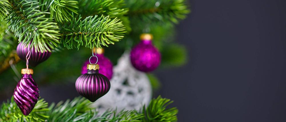 Weihnachtsbaum und Schmuck.