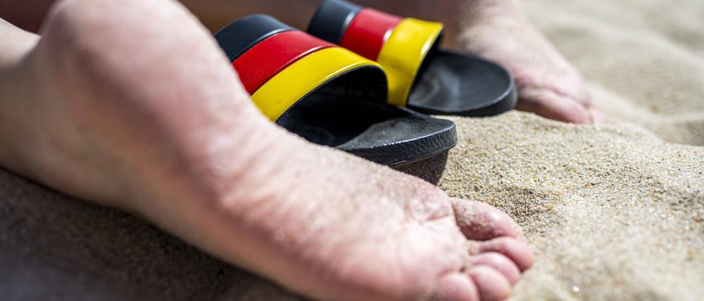 Schland im Sand. Die Zeit der Badelatschen endet