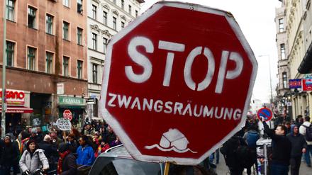 «Stop Zwangsräumung» steht am 25.02.2017 in Berlin auf dem Plakat, mit dem Demonstranten gegen steigende Mieten und mögliche Räumungen im Berliner Stadtteil Kreuzberg protestieren. Foto: Maurizio Gambarini/dpa ++ +++ dpa-Bildfunk +++