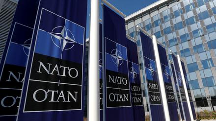  Das Nato-Logo vor der Zentrale in Brüssel.
