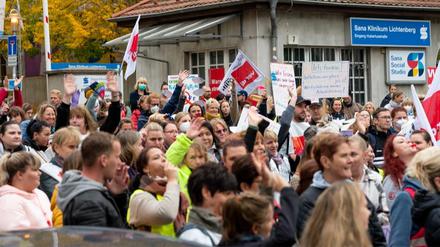 Protest vor dem Sana-Klinikum in Berlin.