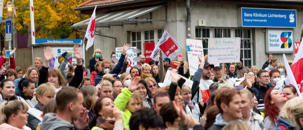 Protest vor dem Sana-Klinikum in Berlin.