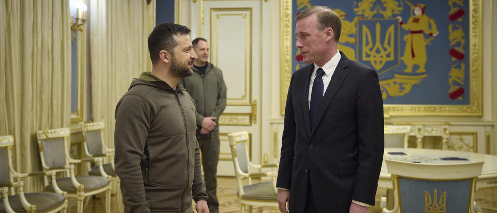 Wolodymyr Selenskyj (l), Präsident der Ukraine, und Jake Sullivan, Nationaler Sicherheitsberater der USA, bei einem Treffen in Kiew.
